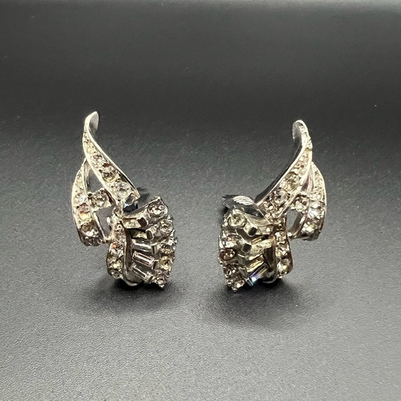 Kramer of NY Jewelry - Vintage Kramer of NY Silver tone and Rhinestone Clip On Earrings